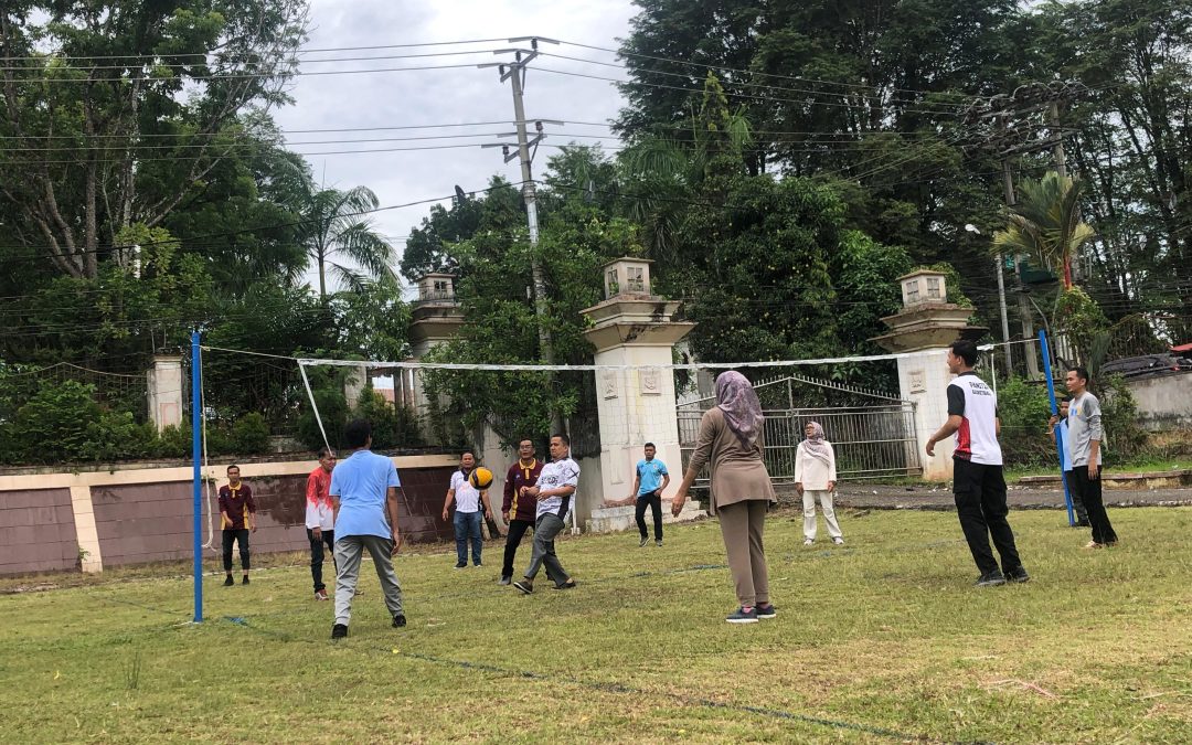 Seru! Diskominfo dan BKPSDMD Kabupaten Merangin Gelar Pertandingan Persahabatan Bola Voli