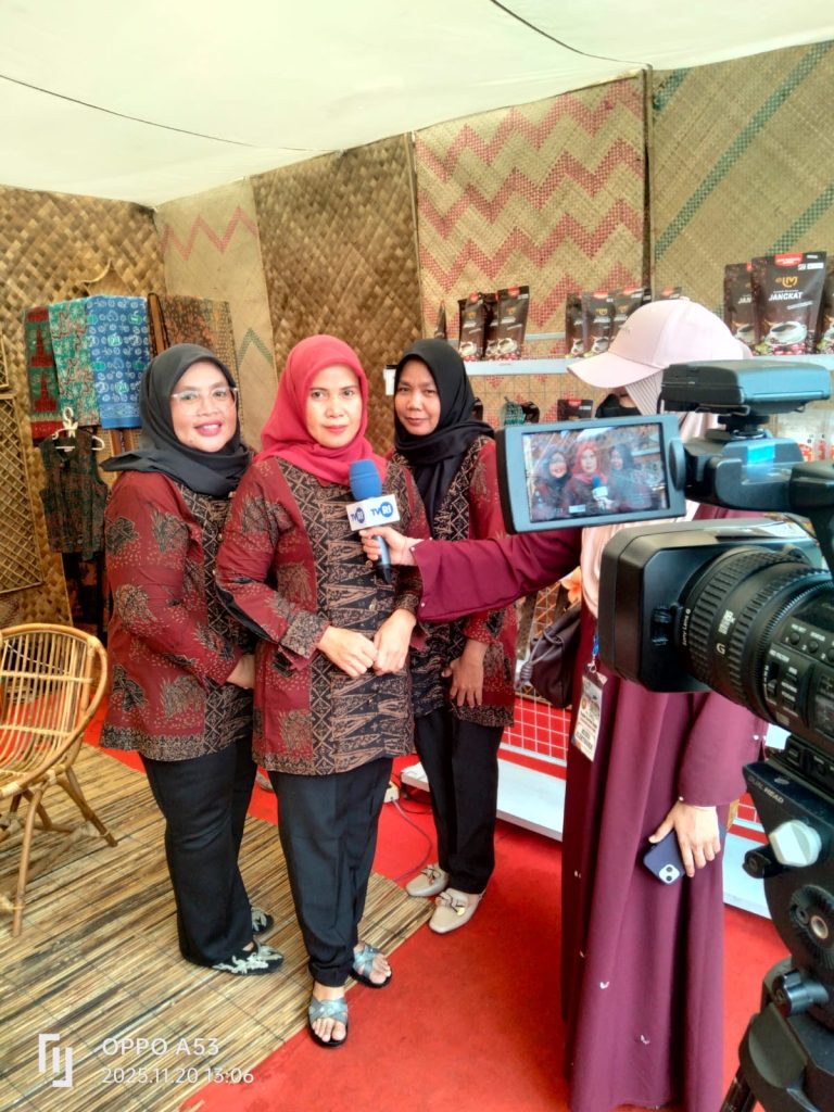 Pegawai Dinas Kominfo Merangin diwawancara TVRI saat MTQ Jambi ke 54