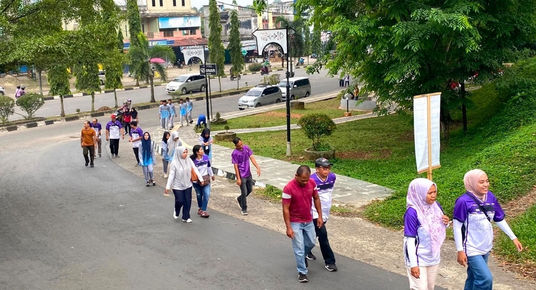 Jumat Bugar, Pegawai Diskominfo Jalan Santai