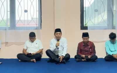 Akhoi Ajak Staf Dinas Kominfo Yasinan: Doakan Agar Hujan Segera Turun dan Dijauhkan Musibah
